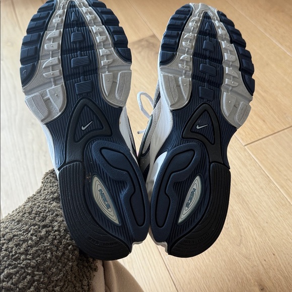 8.5 NIKE tennis shoes- vintage look women’s - Picture 5 of 5